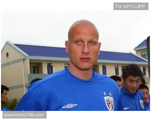 光头球星踢足球的魅力与挑战：那些球场上无发的传奇人物